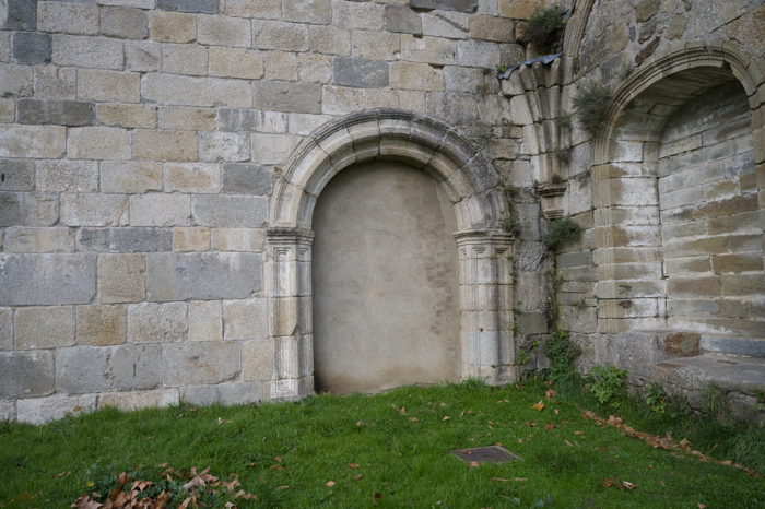 Puerta de los muertos del monasterio de San Martín de Castañeda